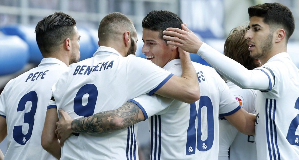 Real Madrid se díky hattricku Karima Benzemy posunul zpět do čela ligy