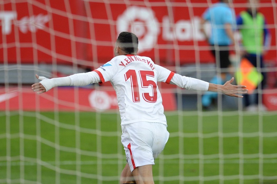 Hattrick Júsufa En-Nesjrího zajistil fotbalistům Sevilly  výhru nad Cádizem