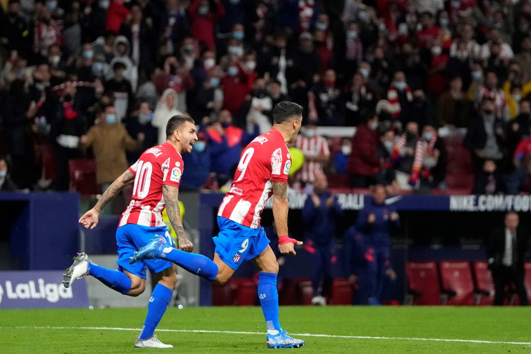 Fotbalisté Atlétika Madrid se radují z vyrovnání proti Realu Sociedad