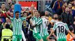 Fotbalisté Betisu Sevilla se radují z druhé branky na hřišti Barcelony, kterou vstřelil španělský veterán Joaquín