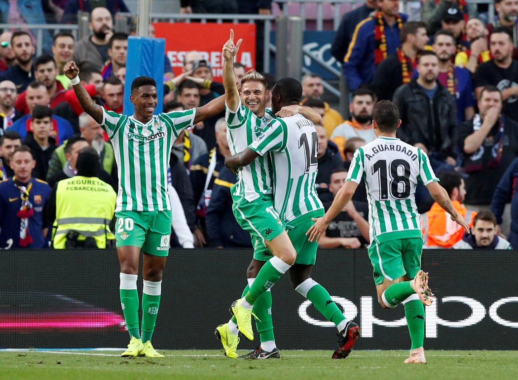 Fotbalisté Betisu Sevilla se radují z druhé branky na hřišti Barcelony, kterou vstřelil španělský veterán Joaquín
