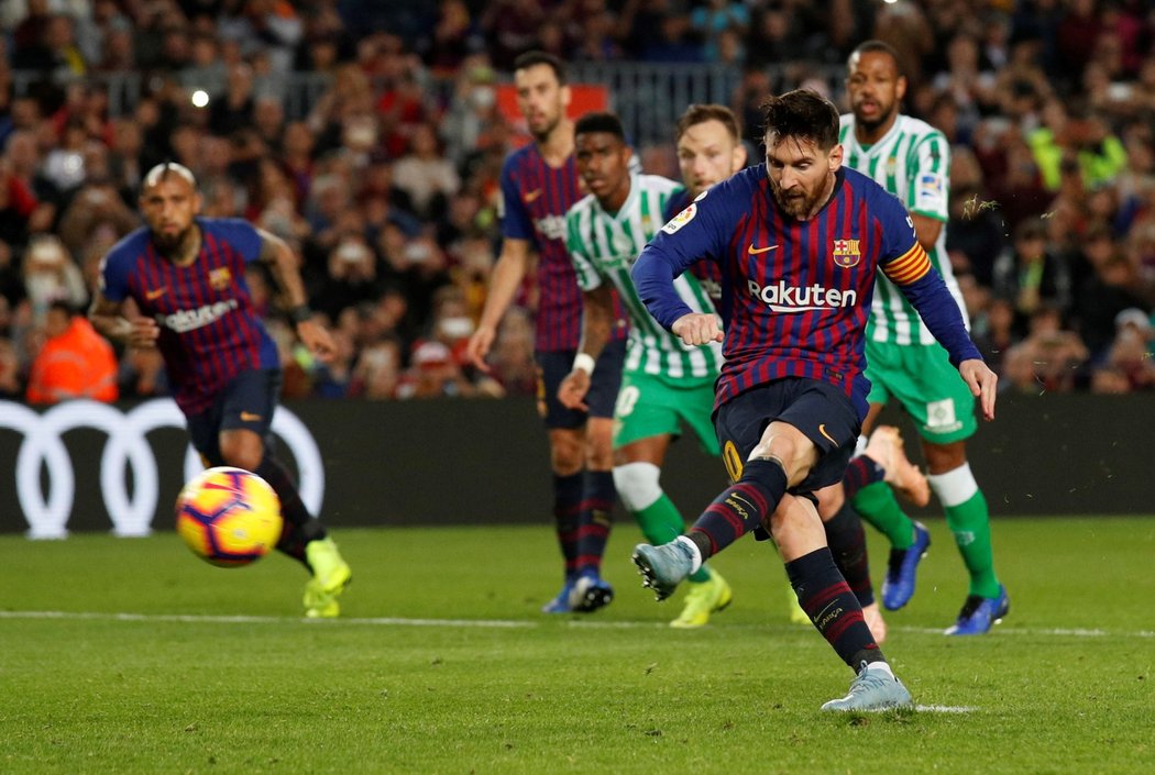 Lionel Messi se vrátil do sestavy Barcelony po zlomenině ruky, ani jeho dva góly ale nestačily k výhře nad Betisem
