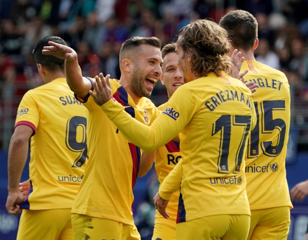 Fotbalisté Barcelony slaví branku do sítě Eibaru