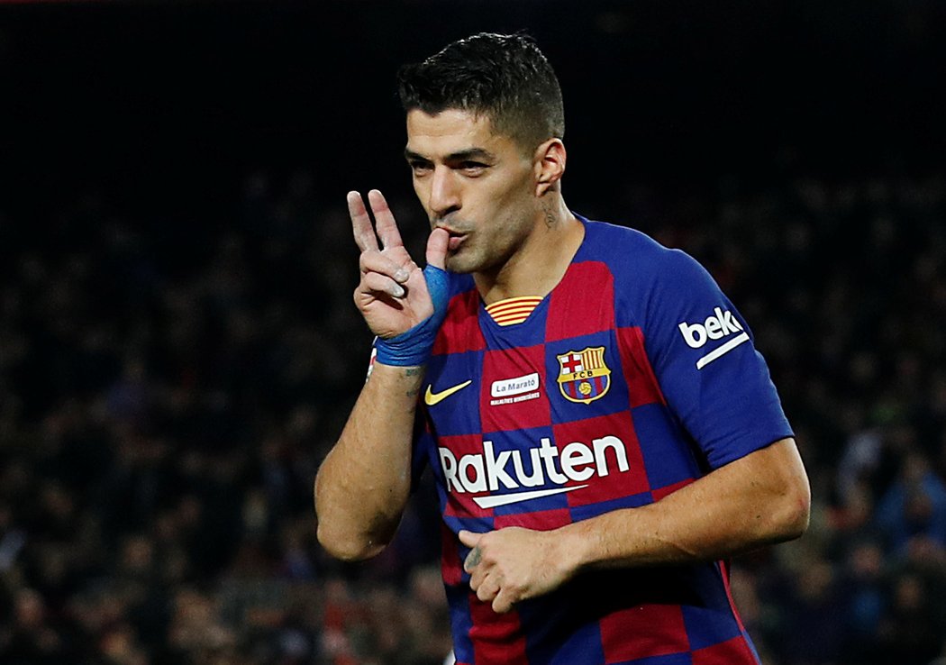 Útočník Barcelony Luis Suárez slaví branku proti Mallorce