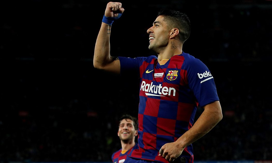 Útočník Barcelony Luis Suárez slaví branku proti Mallorce