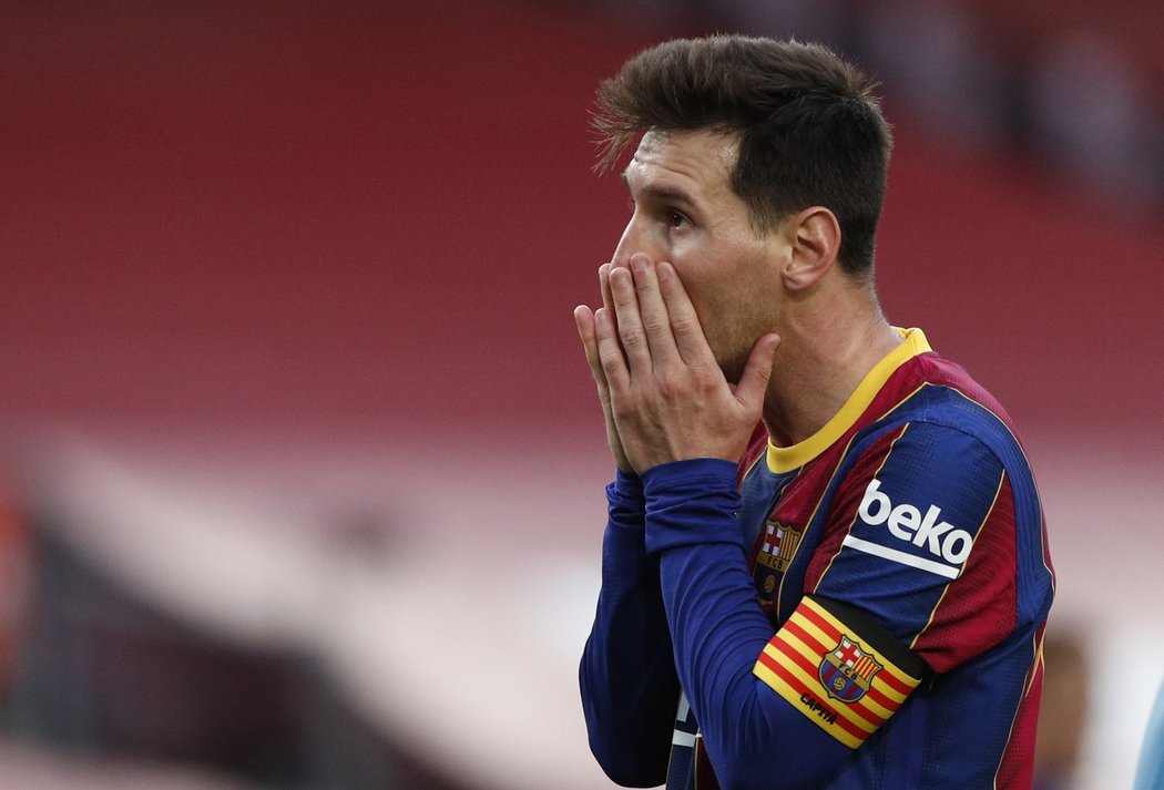 Zklamaný Lionel Messi po další prohře Barcelony