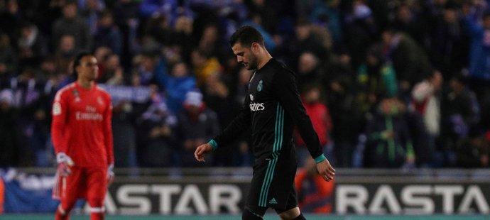 Zklamaný Nacho z Realu Madrid smutně opouští hřiště po prohře na hřišti Espanyolu