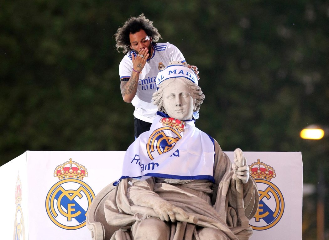 Brazilský obránce Realu Marcelo líbá při oslavách sochu na ikonické fontáně Cibeles v Madridu