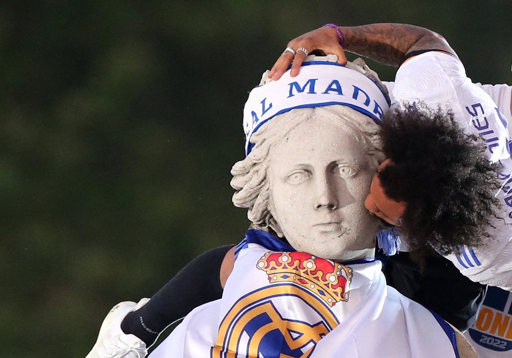 Brazilský obránce Realu Marcelo líbá při oslavách sochu na ikonické fontáně Cibeles v Madridu