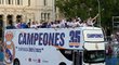 Šampioni z Madridu! Fotbalisté Realu s fanoušky oslavili mistrovský titul