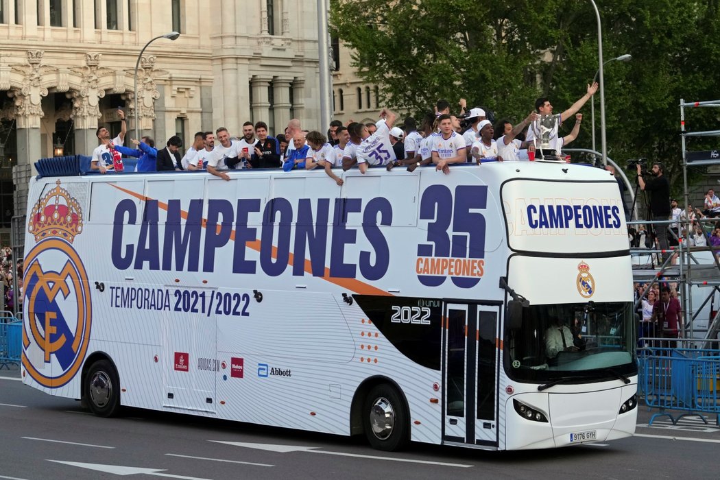 Šampioni z Madridu! Fotbalisté Realu s fanoušky oslavili mistrovský titul