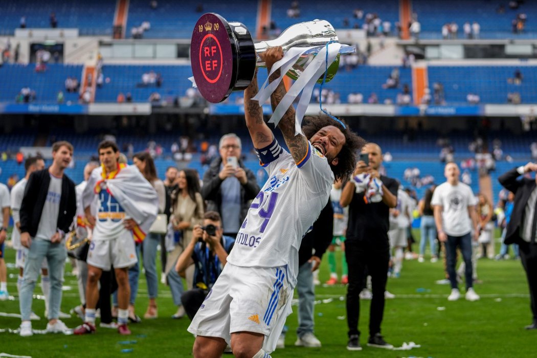 Obránce Realu Madrid Marcelo s mistrovským pohárem