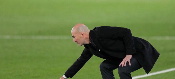 Trenér Realu Zinedine Zidane během neúspěšného utkání s Alavesem