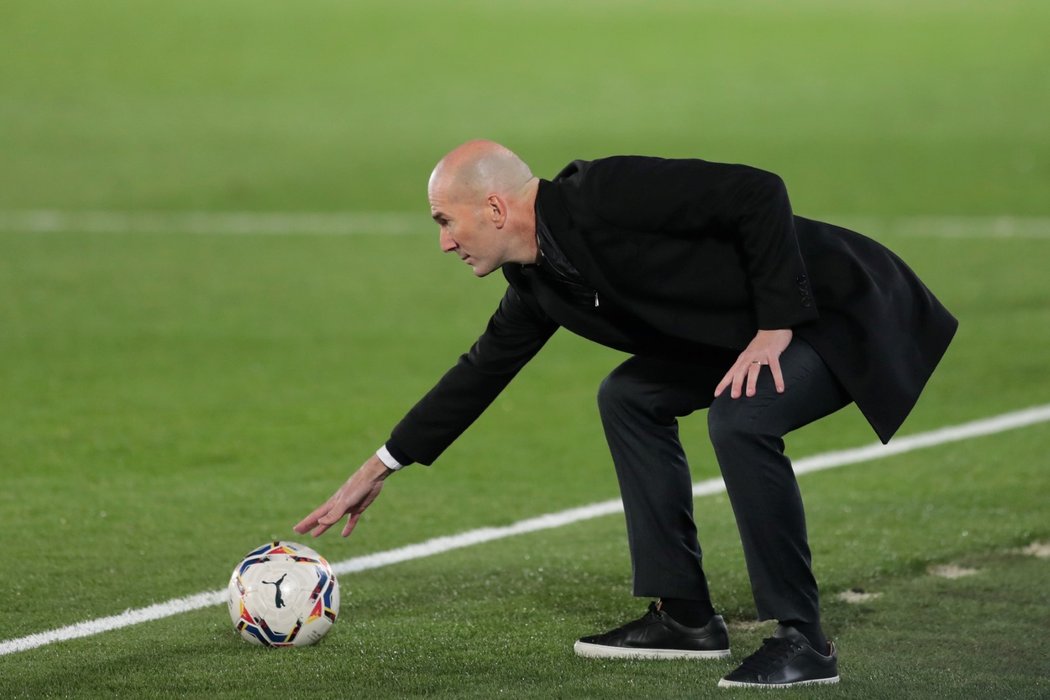 Trenér Realu Zinedine Zidane během neúspěšného utkání s Alavesem