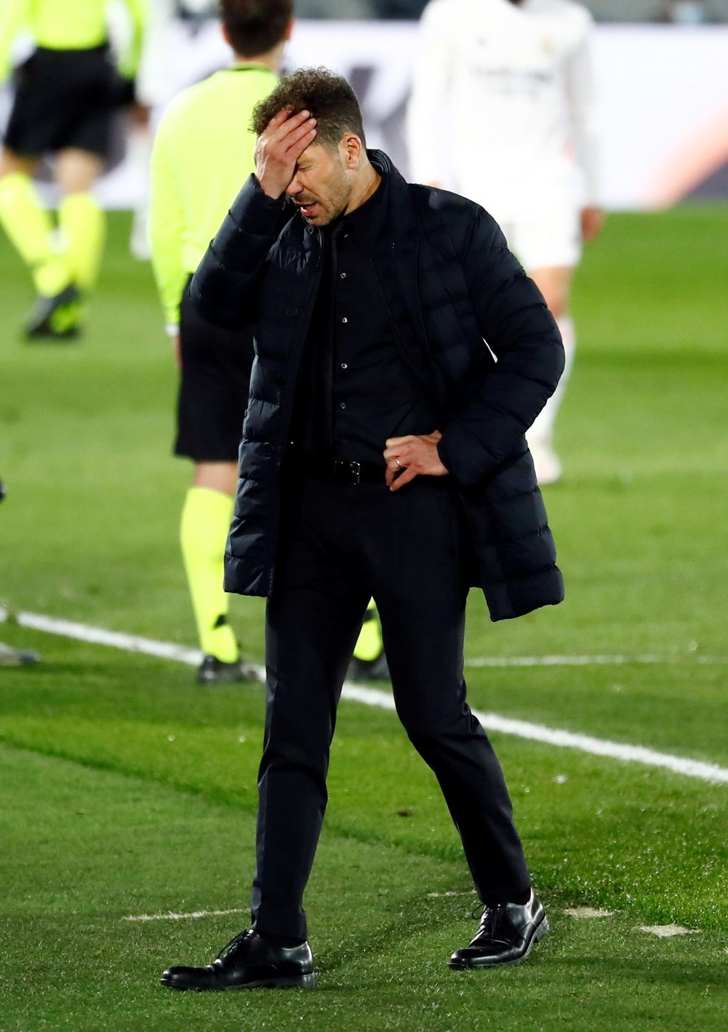 Zklamaný trenér Atlética Diego Simeone během madriského derby