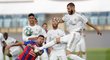 Útočník Realu Madrid Karim Benzema odpaluje míč