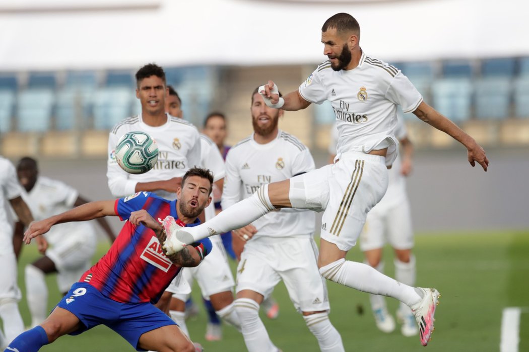 Útočník Realu Madrid Karim Benzema odpaluje míč