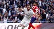 Karim Benzema slaví branku v madridském derby, kterou rozhodl o výhře Realu