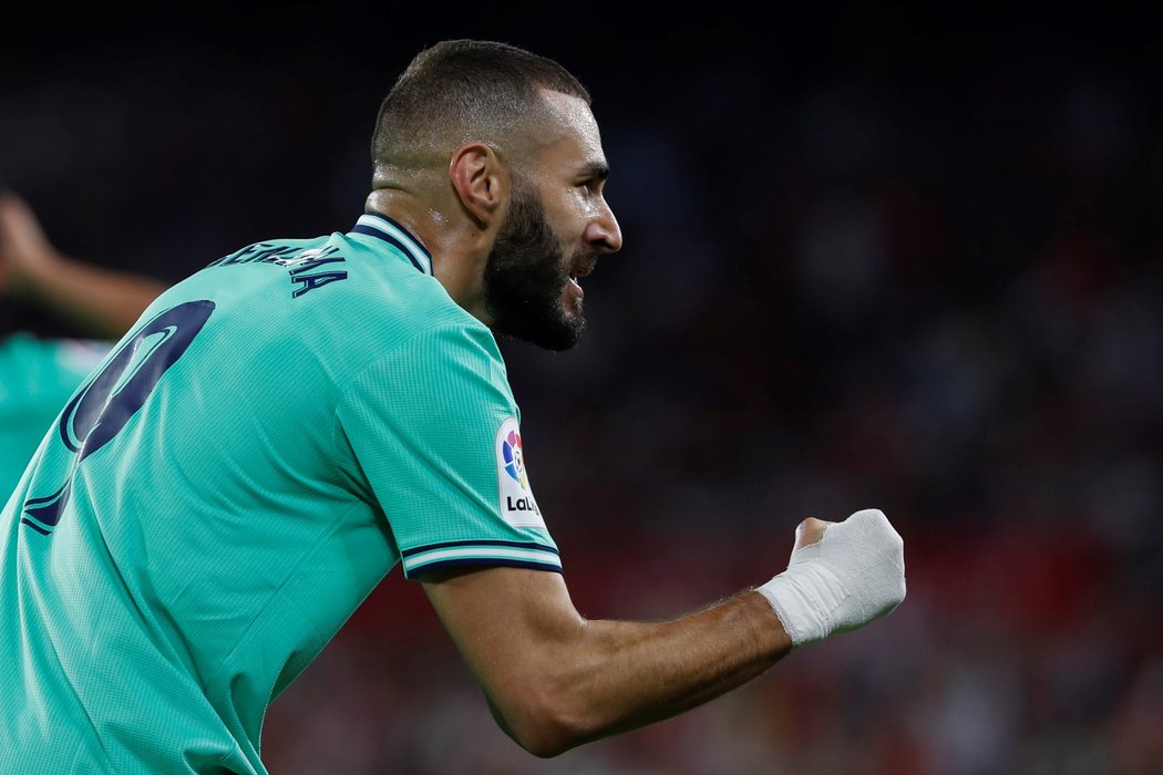 Hvězdný útočník Realu Madrid Karim Benzema slaví v ligovém duelu se Sevillou trefu do sítě Tomáše Vaclíka