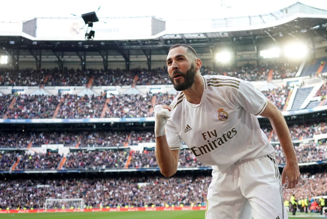 Karim Benzema slaví branku v madridském derby, kterou rozhodl o výhře Realu