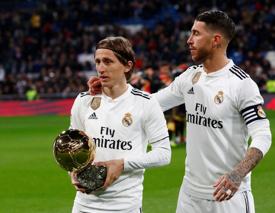 Luka Modrič (vlevo) ukázal Zlatý míč na Santiago Bernábeu, vedle něj Sergio Ramos