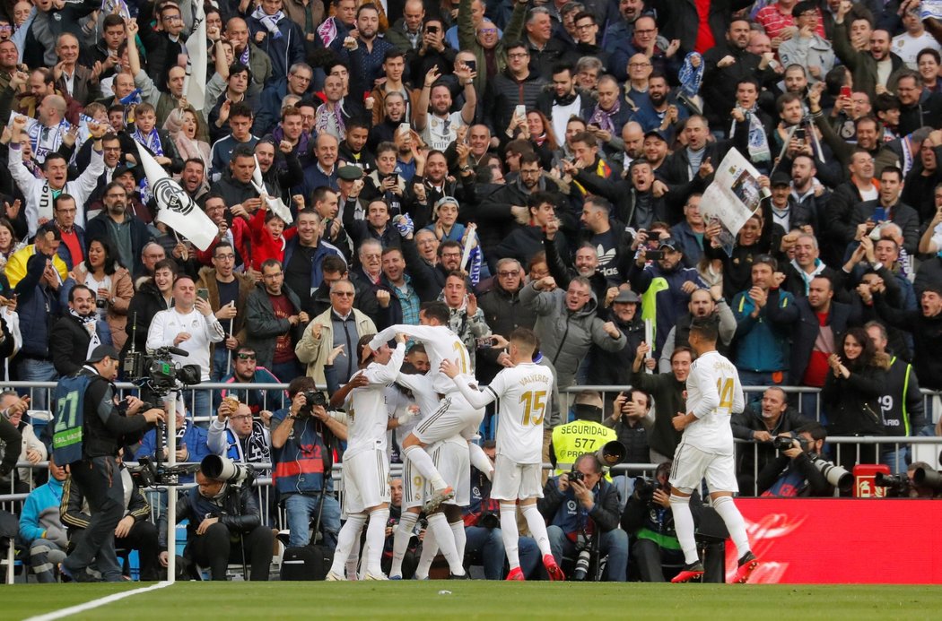 Fotbalisté Realu Madrid slaví gól proti Atléticu