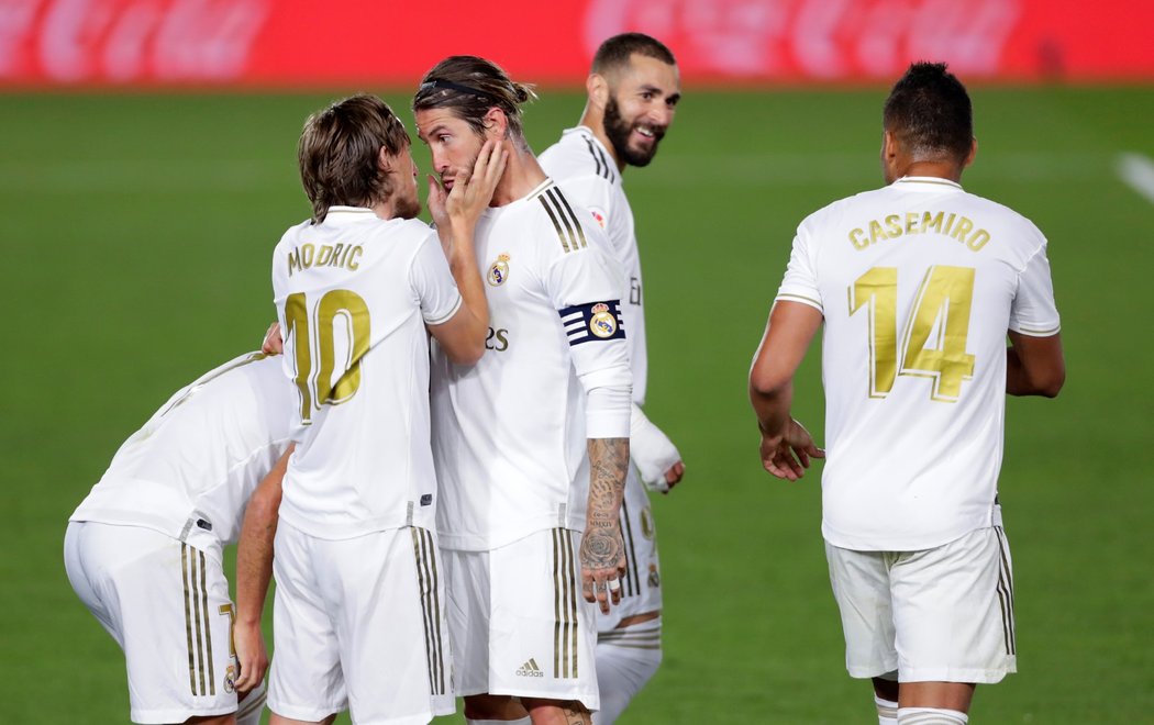 Fotbalisté Realu Madrid slaví jednu z branek v utkání s Valencií