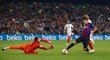 Útočník Barcelony Luis Suárez dělá kličku českému brankáři Sevilly Tomáši Vaclíkovi