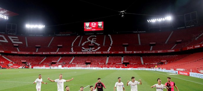 Radost fotbalisů Sevilly po výhře nad Betisem v derby španělské La Ligy
