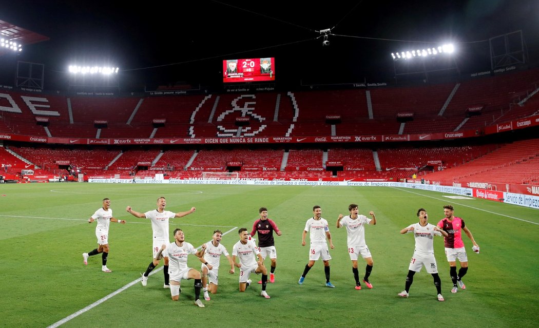 Radost fotbalisů Sevilly po výhře nad Betisem v derby španělské La Ligy