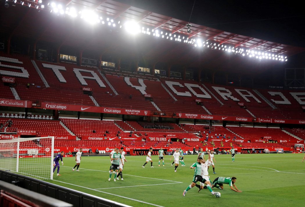 Prázdný stadion Sevilly při derby s Betisem