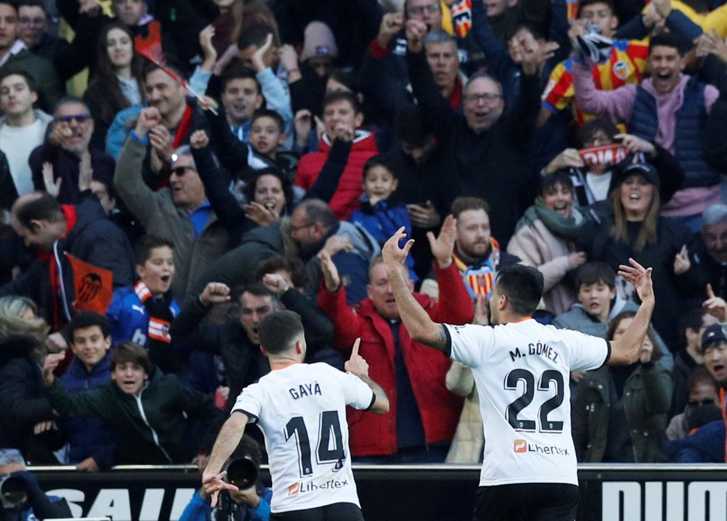 Maxi Gómez oslavuje svou trefu proti Barceloně, která rozhodla o výhře Valencie 2:0