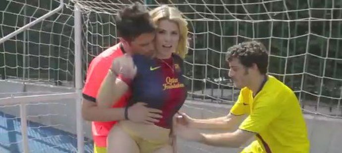 Maria Lapiedra se kvůli Laportovi v dresu Barcelony pěkně rozvášní