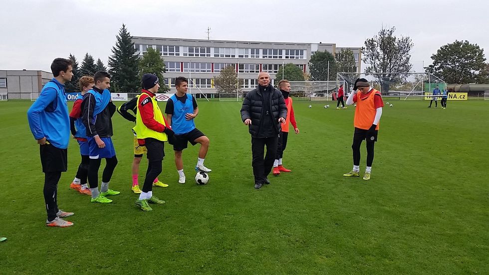 Vítězslav Lavička během tréninku mladých fotbalistů