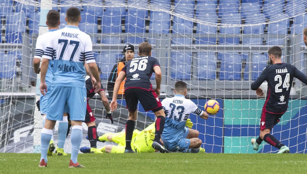 Francesco Acerbi z Lazia (druhý zprava) v utkání s Cagliari takto zvýšil na 2:0