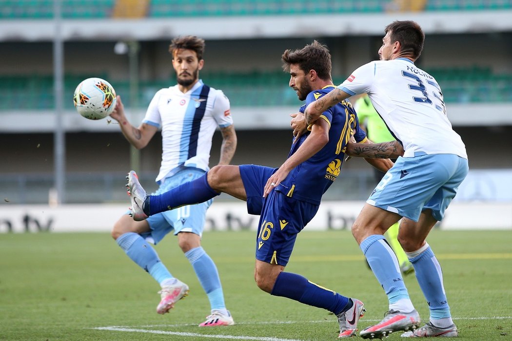 Fotbalisté Lecce s Antonínem Barákem přišli v nastavení o remízu v Boloni a po porážce 2:3, Lazio hraje s Hellas Veronou