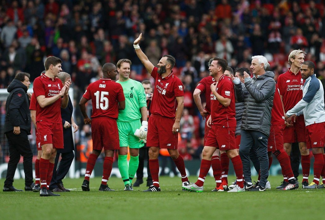 Steven Gerrard, Patrik Berger, Vladimír Šmicer a další děkují svým fanouškům po zápase legend Liverpoolu a AC Milán