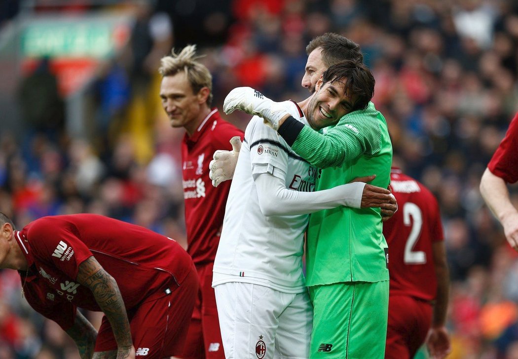 Brazilec Kaká v dresu AC Milán v objetí s brankářem Liverpoolu Jerzym Dudkem