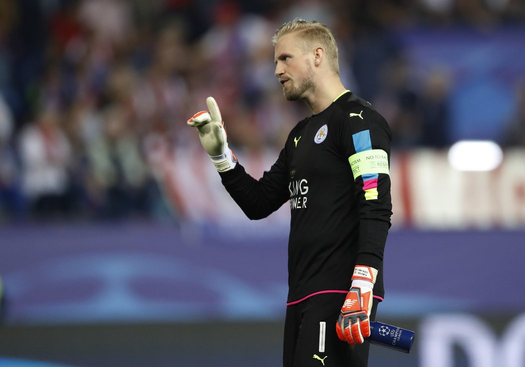 Gólman Leicesteru Kasper Schmeichel naznačuje sudímu v utkání s Atlétikem, že o penaltu se rozhodně nejednalo