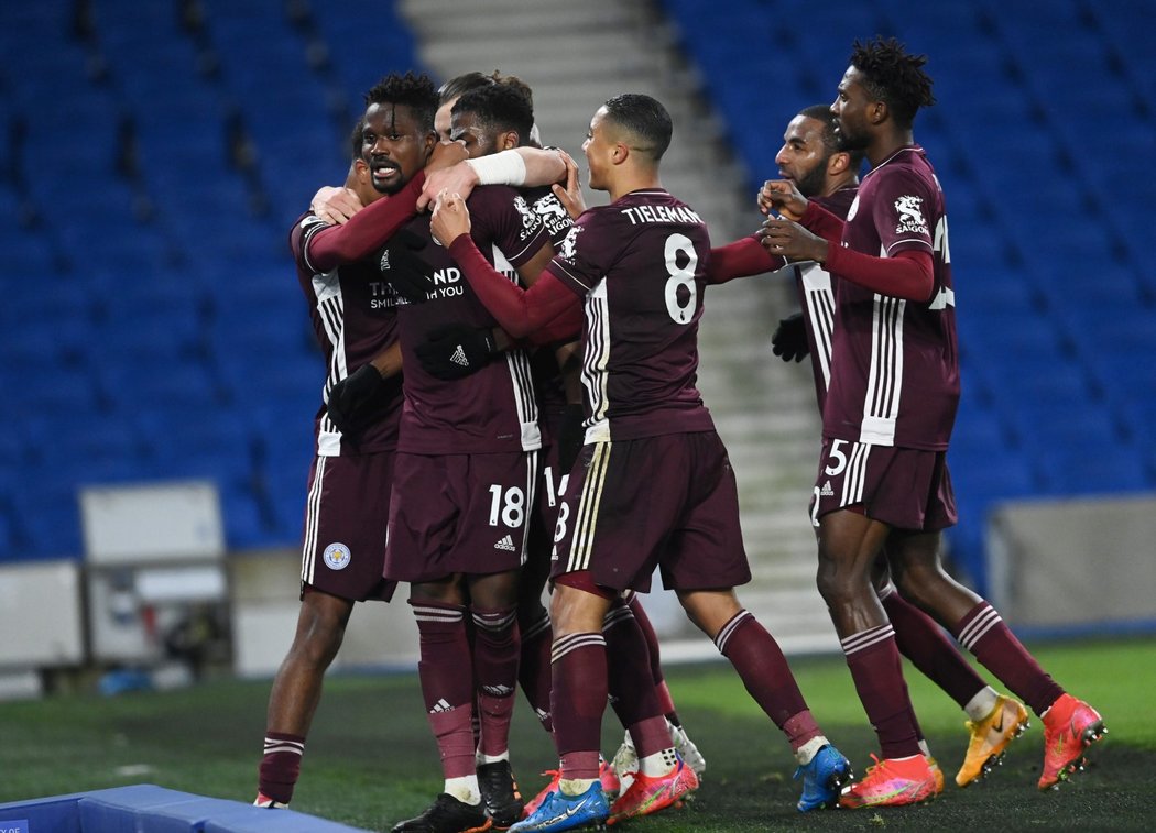 Fotbalisté Leicesteru slaví gól v závěru na 2:1