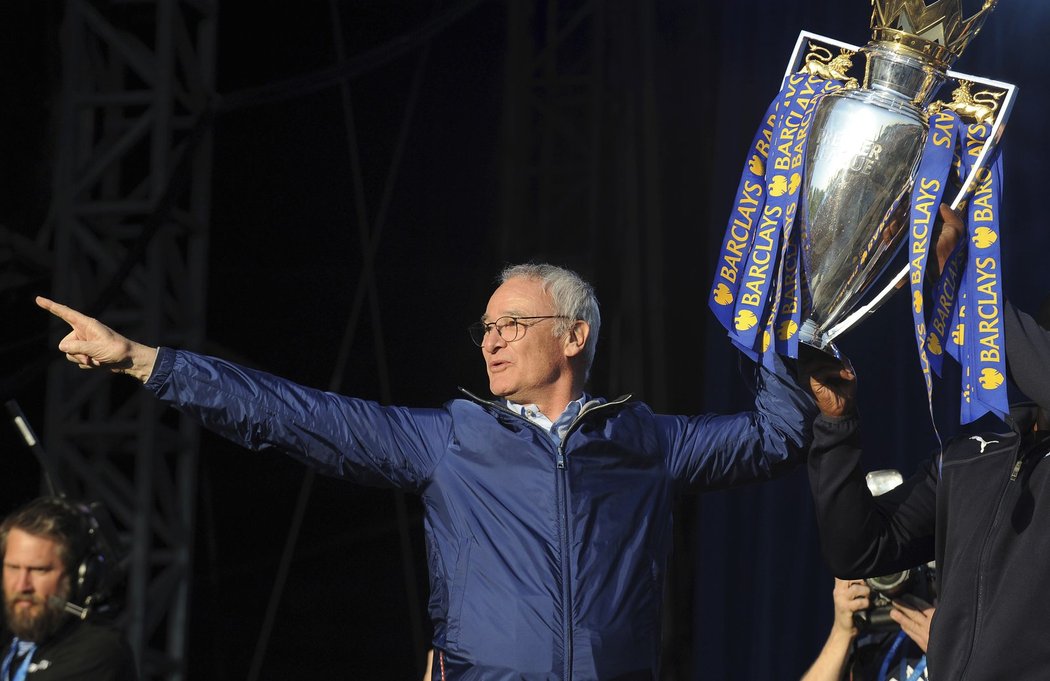 Claudio Ranieri oslavil loni v létě v Leicesteru titul