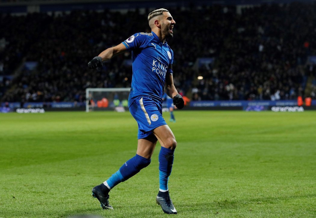 Rijád Mahrez v dresu Leicester City, se kterým vyhrál v sezoně 15/16 titul