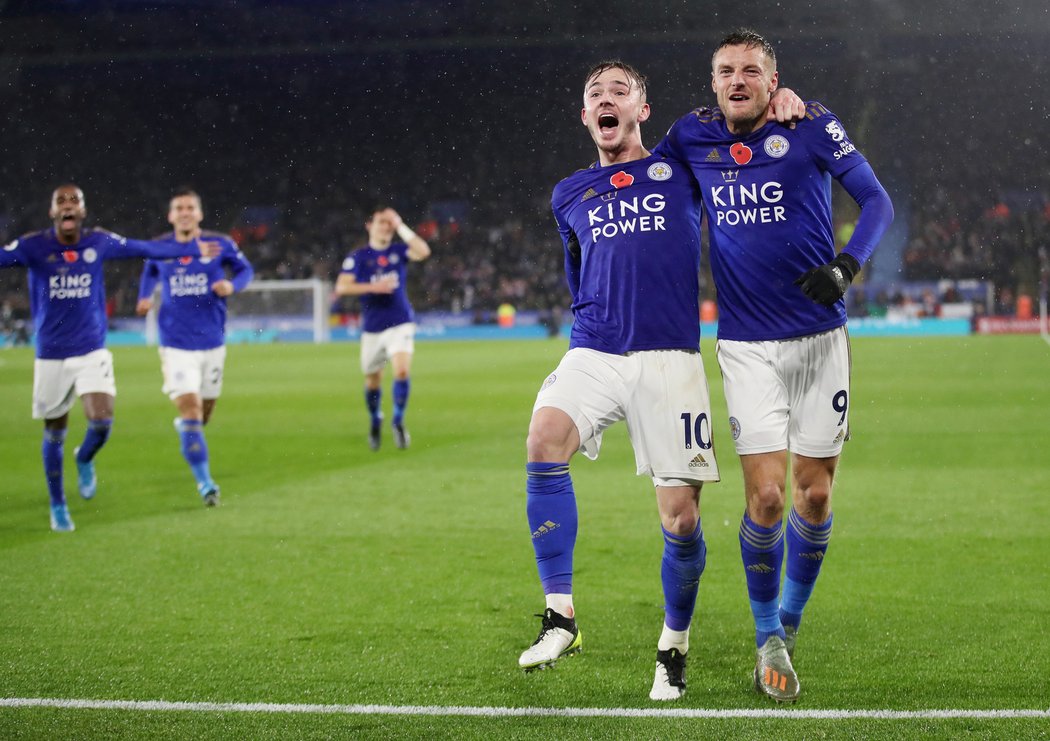 James Maddison a James Vardy slaví gól do sítě Arsenalu