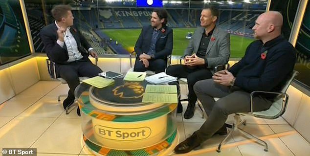 Britští experti ve fotbalovém studiu v momentě, kdy došlo u stadionu v Leicesteru k tragédii