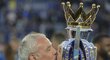 Italský kouč Leicesteru Claudio Ranieri líbá mistrovský pohár