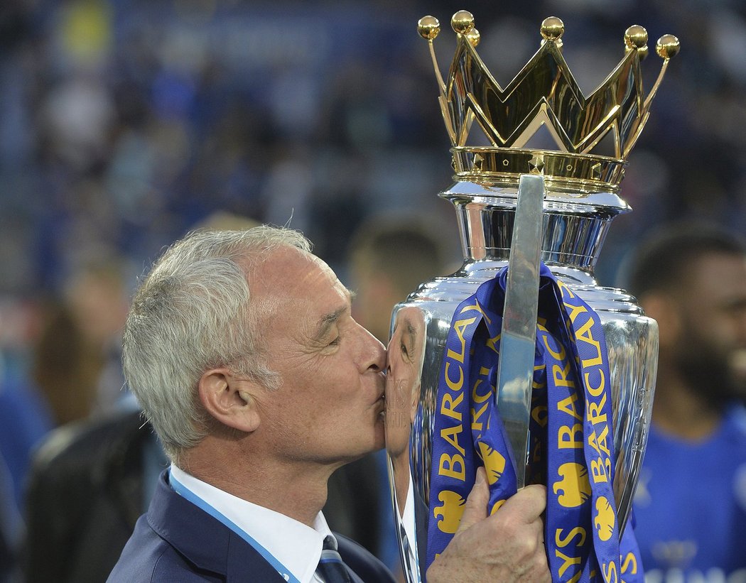 Italský kouč Leicesteru Claudio Ranieri líbá mistrovský pohár