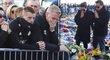Hráči Leicesteru i rodina zesnulého majitele klubu navštívili smuteční místo u stadionu, slzy zadržovali jen těžko