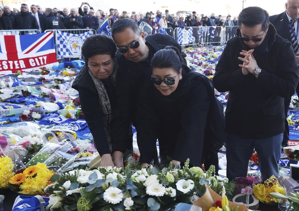 Rodina zesnulého majitele Leicesteru přiletěla z Thajska na smuteční místo ke stadionu