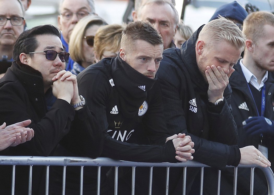 Zdrcené hvězdy Leicesteru Jamie Vardy (uprostřed) a Kasper Schmeichel (vpravo) na smutečním místě u stadionu