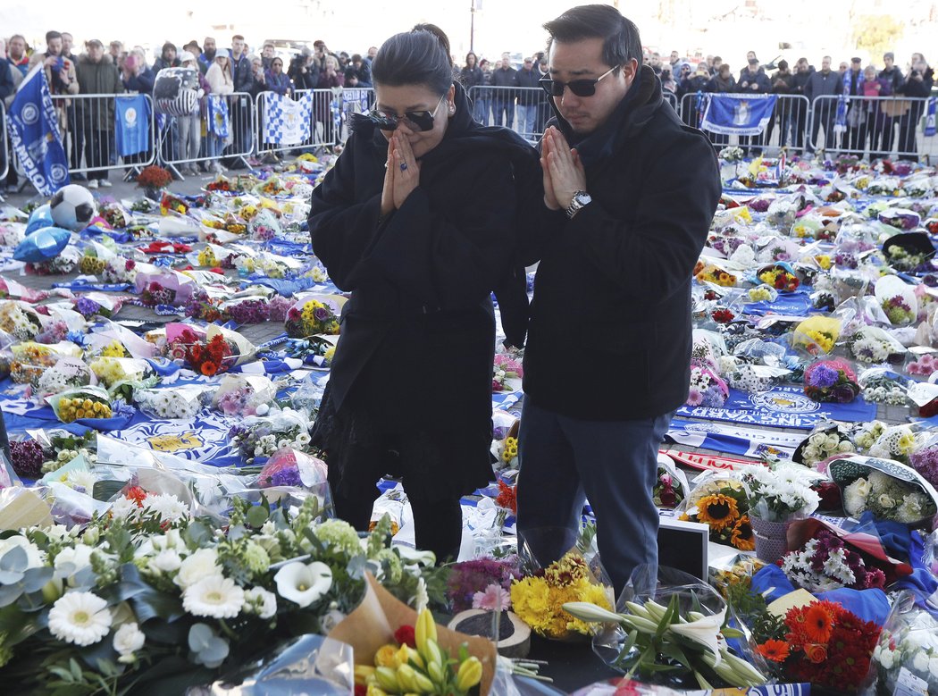 Manželka zesnulého majitele Leicesteru Aimon a syn Aiyawatt se pomodlili na smutečním místě u stadionu